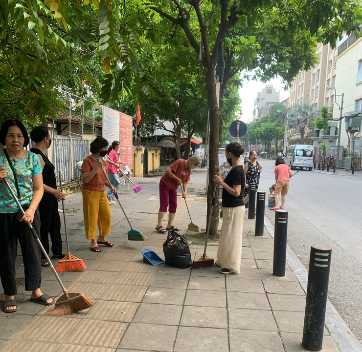Lãnh đạo phường Cầu Giấy kiểm tra và tham gia công tác tổng vệ sinh môi trường- Ảnh 3.