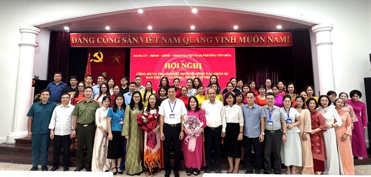 Hội nghị tổ chức công bố và trao quyết định về công tác cán bộ phường Yên Hoà- Ảnh 1. Hội nghị tổ chức công bố và trao quyết định về công tác cán bộ phường Yên Hoà- Ảnh 1.