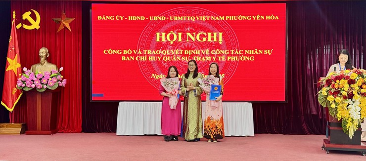 Hội nghị tổ chức công bố và trao quyết định về công tác cán bộ phường Yên Hoà- Ảnh 5.