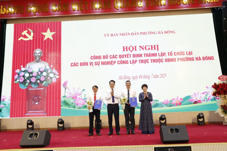 Phường Hà Đông công bố các quyết định về công tác cán bộ- Ảnh 2.