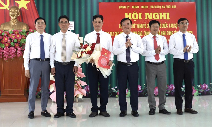 Xã Suối Hai công bố các Quyết định về thành lập các cơ quan, bổ nhiệm cán bộ- Ảnh 2.