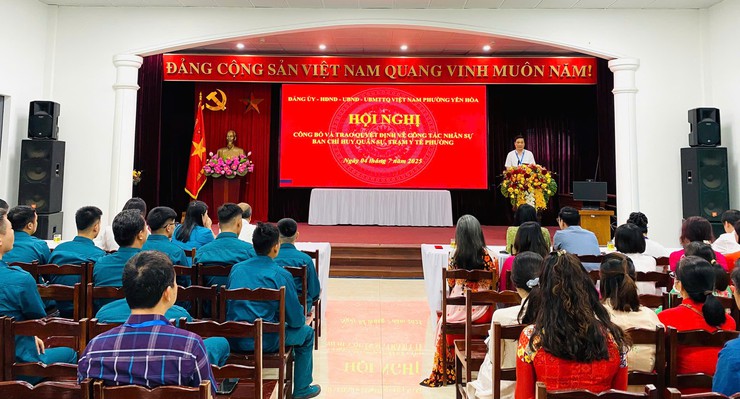 Hội nghị tổ chức công bố và trao quyết định về công tác cán bộ phường Yên Hoà- Ảnh 2.
