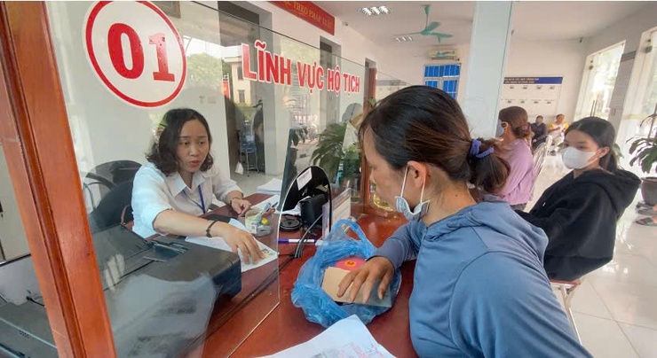 Phúc thọ: Người dân đến  phục vụ hành chính công giải quyết thủ tục tăng cao sau sáp nhập- Ảnh 3.