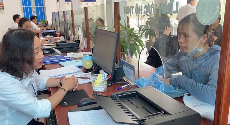 Phúc thọ: Người dân đến  phục vụ hành chính công giải quyết thủ tục tăng cao sau sáp nhập- Ảnh 1.