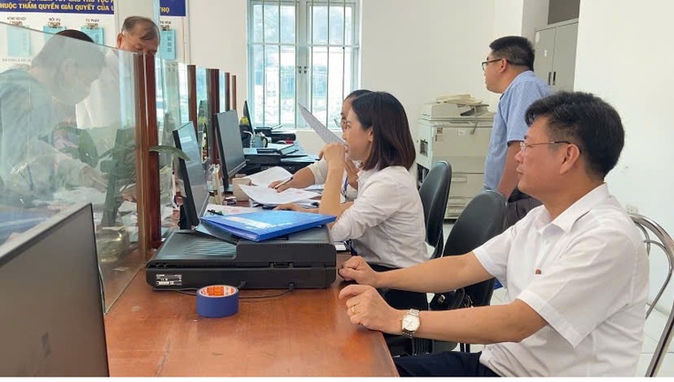 Phúc thọ: Người dân đến  phục vụ hành chính công giải quyết thủ tục tăng cao sau sáp nhập- Ảnh 2.