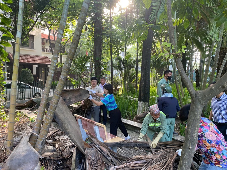 Lãnh đạo phường Cầu Giấy kiểm tra và tham gia công tác tổng vệ sinh môi trường- Ảnh 1.