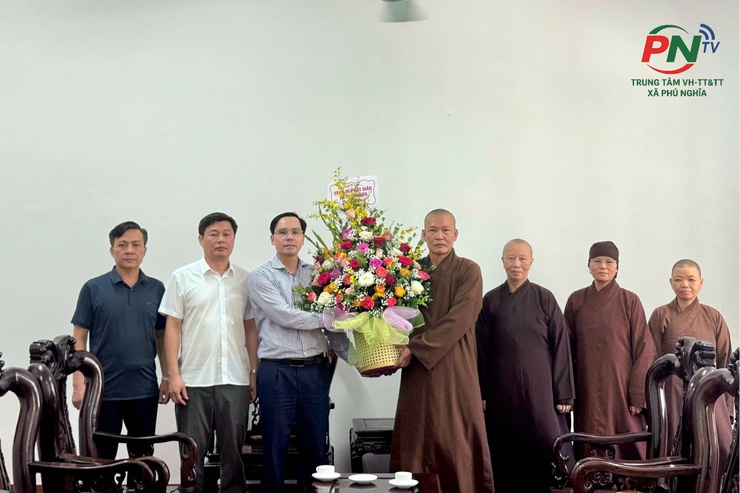 Các vị Thượng tọa, Tăng ni tặng hoa chúc mừng lãnh đạo xã Phú Nghĩa- Ảnh 1.