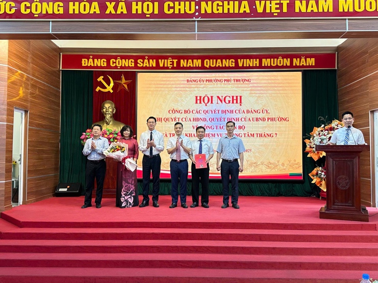 HỘI NGHỊ CÔNG BỐ CÁC QUYẾT ĐỊNH CỦA ĐẢNG ỦY, NGHỊ QUYẾT CỦA HỘI ĐỒNG NHÂN DÂN, QUYẾT ĐỊNH CỦA ỦY BAN NHÂN DÂN PHƯỜNG VỀ CÔNG TÁC CÁN BỘ- Ảnh 2.