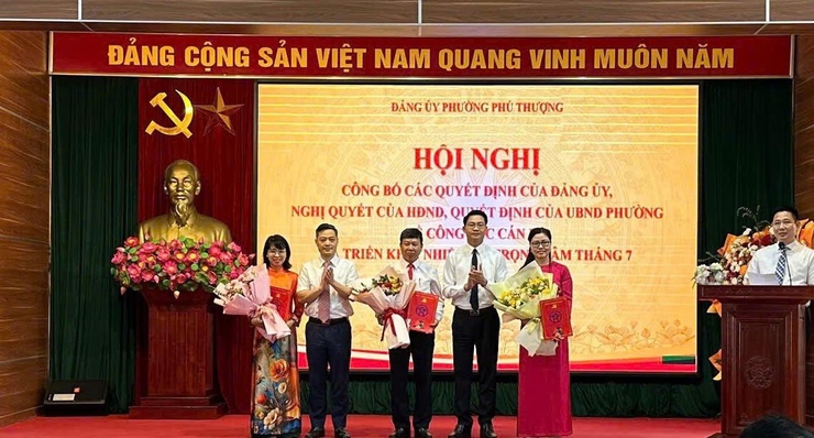 HỘI NGHỊ CÔNG BỐ CÁC QUYẾT ĐỊNH CỦA ĐẢNG ỦY, NGHỊ QUYẾT CỦA HỘI ĐỒNG NHÂN DÂN, QUYẾT ĐỊNH CỦA ỦY BAN NHÂN DÂN PHƯỜNG VỀ CÔNG TÁC CÁN BỘ- Ảnh 1.