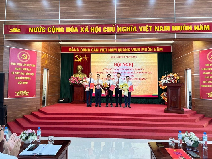 HỘI NGHỊ CÔNG BỐ CÁC QUYẾT ĐỊNH CỦA ĐẢNG ỦY, NGHỊ QUYẾT CỦA HỘI ĐỒNG NHÂN DÂN, QUYẾT ĐỊNH CỦA ỦY BAN NHÂN DÂN PHƯỜNG VỀ CÔNG TÁC CÁN BỘ- Ảnh 3.