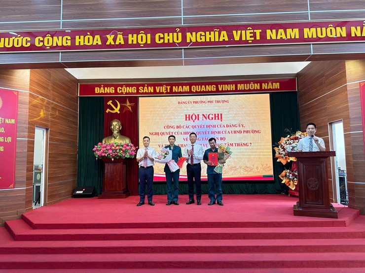 HỘI NGHỊ CÔNG BỐ CÁC QUYẾT ĐỊNH CỦA ĐẢNG ỦY, NGHỊ QUYẾT CỦA HỘI ĐỒNG NHÂN DÂN, QUYẾT ĐỊNH CỦA ỦY BAN NHÂN DÂN PHƯỜNG VỀ CÔNG TÁC CÁN BỘ- Ảnh 5.