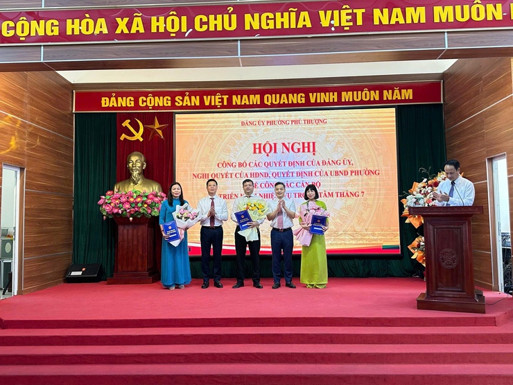 HỘI NGHỊ CÔNG BỐ CÁC QUYẾT ĐỊNH CỦA ĐẢNG ỦY, NGHỊ QUYẾT CỦA HỘI ĐỒNG NHÂN DÂN, QUYẾT ĐỊNH CỦA ỦY BAN NHÂN DÂN PHƯỜNG VỀ CÔNG TÁC CÁN BỘ- Ảnh 6.