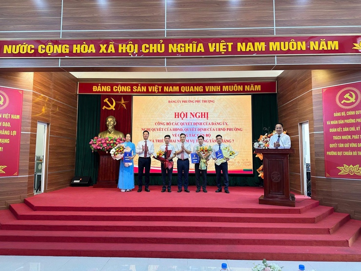 HỘI NGHỊ CÔNG BỐ CÁC QUYẾT ĐỊNH CỦA ĐẢNG ỦY, NGHỊ QUYẾT CỦA HỘI ĐỒNG NHÂN DÂN, QUYẾT ĐỊNH CỦA ỦY BAN NHÂN DÂN PHƯỜNG VỀ CÔNG TÁC CÁN BỘ- Ảnh 7.