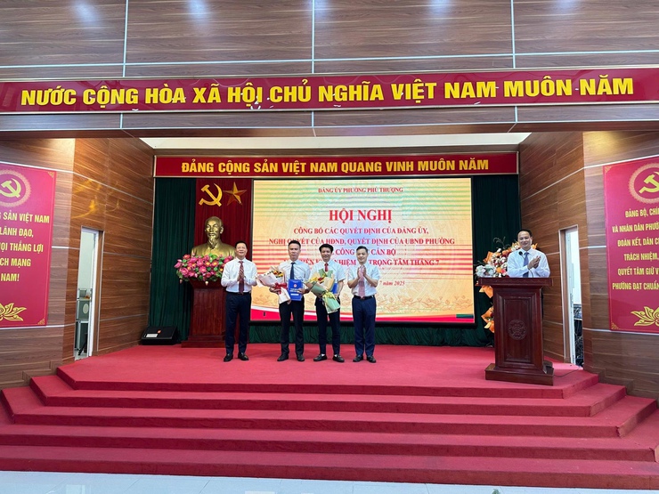 HỘI NGHỊ CÔNG BỐ CÁC QUYẾT ĐỊNH CỦA ĐẢNG ỦY, NGHỊ QUYẾT CỦA HỘI ĐỒNG NHÂN DÂN, QUYẾT ĐỊNH CỦA ỦY BAN NHÂN DÂN PHƯỜNG VỀ CÔNG TÁC CÁN BỘ- Ảnh 9.