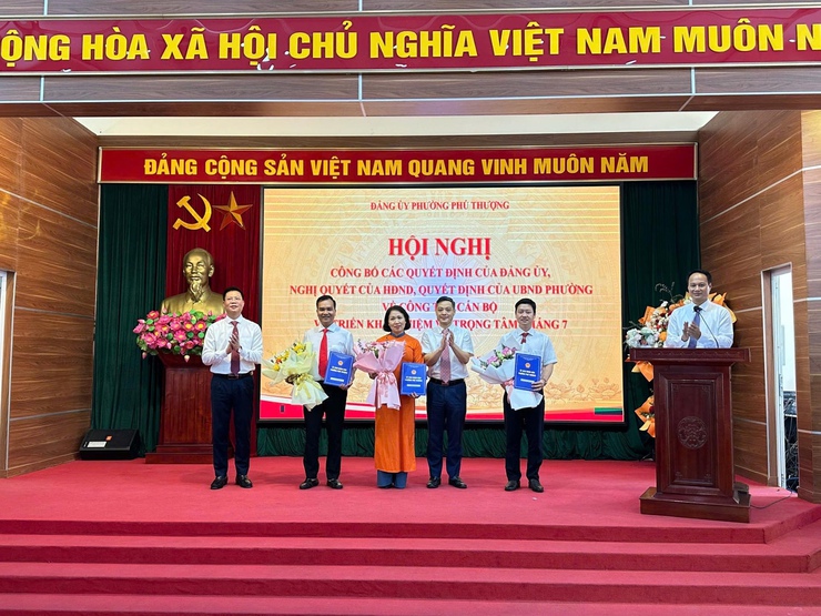 HỘI NGHỊ CÔNG BỐ CÁC QUYẾT ĐỊNH CỦA ĐẢNG ỦY, NGHỊ QUYẾT CỦA HỘI ĐỒNG NHÂN DÂN, QUYẾT ĐỊNH CỦA ỦY BAN NHÂN DÂN PHƯỜNG VỀ CÔNG TÁC CÁN BỘ- Ảnh 10.