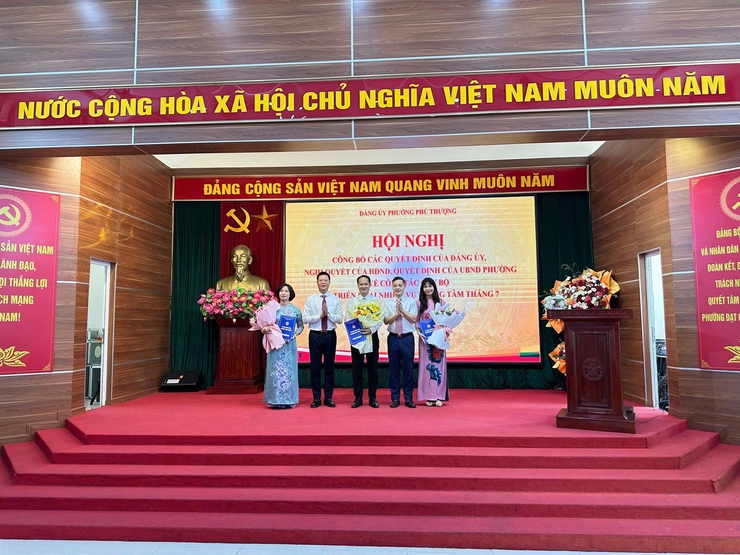 HỘI NGHỊ CÔNG BỐ CÁC QUYẾT ĐỊNH CỦA ĐẢNG ỦY, NGHỊ QUYẾT CỦA HỘI ĐỒNG NHÂN DÂN, QUYẾT ĐỊNH CỦA ỦY BAN NHÂN DÂN PHƯỜNG VỀ CÔNG TÁC CÁN BỘ- Ảnh 8.