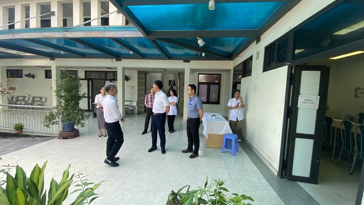 Đồng chí Chủ tịch UBND phường Phú Thượng thăm, thị sát địa giới hành chính.- Ảnh 5.