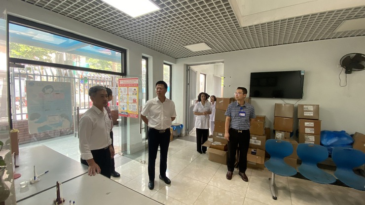 Đồng chí Chủ tịch UBND phường Phú Thượng thăm, thị sát địa giới hành chính.- Ảnh 1.