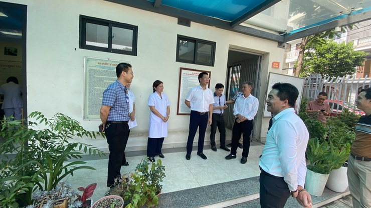 Đồng chí Chủ tịch UBND phường Phú Thượng thăm, thị sát địa giới hành chính.- Ảnh 4.