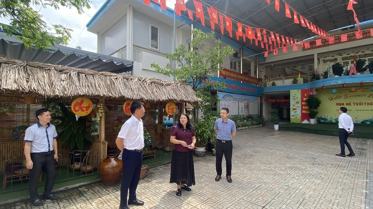 Đồng chí Chủ tịch UBND phường Phú Thượng thăm, thị sát địa giới hành chính.- Ảnh 3.