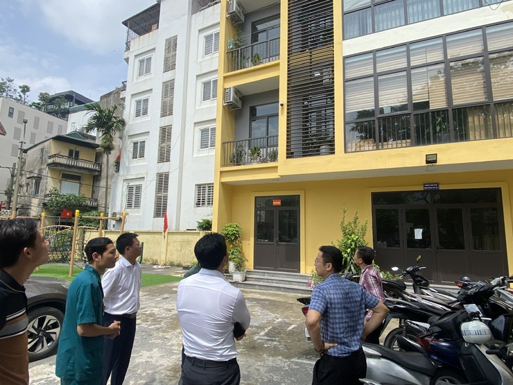 Đồng chí Chủ tịch UBND phường Phú Thượng thăm, thị sát địa giới hành chính.- Ảnh 2.