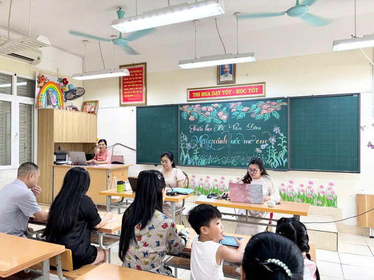 Khí thế tích cực từ những ngày đầu tuyển sinh trực tuyến năm học 2025 - 2026 tại phường Đống Đa- Ảnh 7.