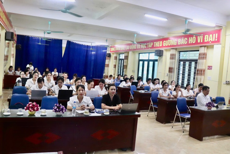 LỚP BỒI DƯỠNG "TIN HỌC ỨNG DỤNG AI TRONG HOẠT ĐỘNG GIÁO DỤC" TRÊN ĐỊA BÀN XÃ PHƯỢNG DỰC- Ảnh 3.