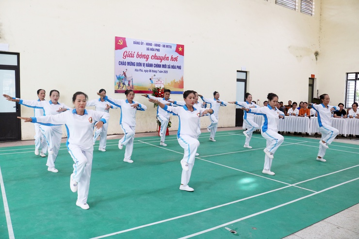 Xã Hòa Phú: Tổ chức thành công Giải bóng chuyền hơi năm 2025- Ảnh 4.