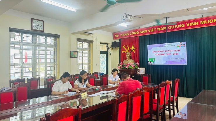 Khí thế tích cực từ những ngày đầu tuyển sinh trực tuyến năm học 2025 - 2026 tại phường Đống Đa- Ảnh 1.