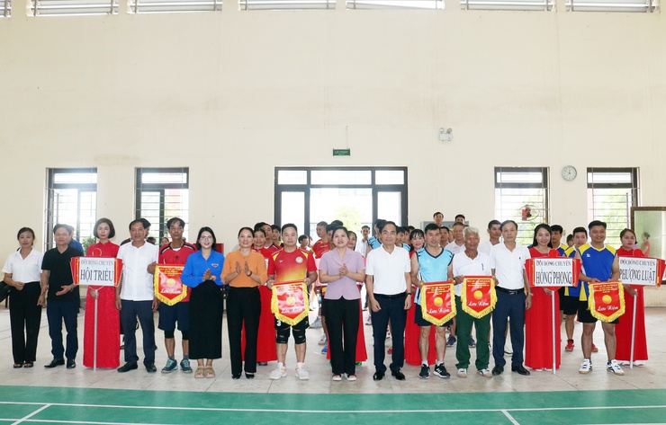 Xã Hòa Phú: Tổ chức thành công Giải bóng chuyền hơi năm 2025- Ảnh 2.