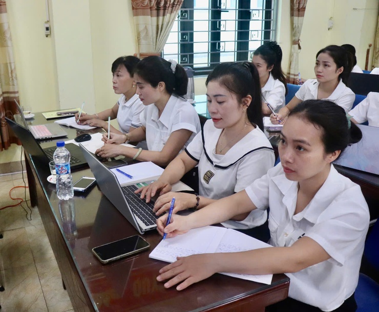 LỚP BỒI DƯỠNG "TIN HỌC ỨNG DỤNG AI TRONG HOẠT ĐỘNG GIÁO DỤC" TRÊN ĐỊA BÀN XÃ PHƯỢNG DỰC- Ảnh 4.