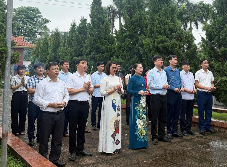 ĐẢNG UỶ - HĐND - UBND - UBMTTQ VIỆT NAM XÃ NỘI BÀI DÂNG HƯƠNG TƯỞNG NIỆM CÁC ANH HÙNG LIỆT SĨ- Ảnh 4.