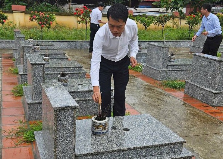 ĐẢNG UỶ - HĐND - UBND - UBMTTQ VIỆT NAM XÃ NỘI BÀI DÂNG HƯƠNG TƯỞNG NIỆM CÁC ANH HÙNG LIỆT SĨ- Ảnh 2.