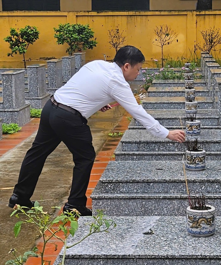 ĐẢNG UỶ - HĐND - UBND - UBMTTQ VIỆT NAM XÃ NỘI BÀI DÂNG HƯƠNG TƯỞNG NIỆM CÁC ANH HÙNG LIỆT SĨ- Ảnh 1.