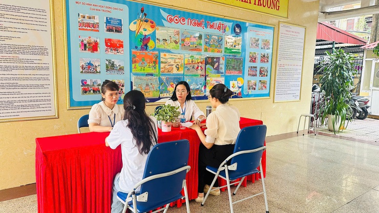 Khí thế tích cực từ những ngày đầu tuyển sinh trực tuyến năm học 2025 - 2026 tại phường Đống Đa- Ảnh 2.