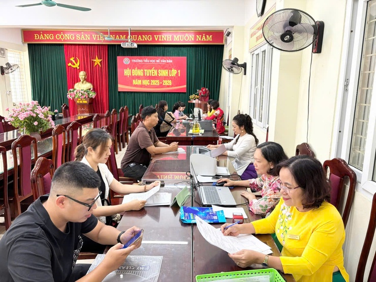 Khí thế tích cực từ những ngày đầu tuyển sinh trực tuyến năm học 2025 - 2026 tại phường Đống Đa- Ảnh 3.