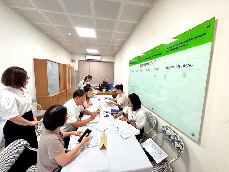 Khí thế tích cực từ những ngày đầu tuyển sinh trực tuyến năm học 2025 - 2026 tại phường Đống Đa- Ảnh 9.