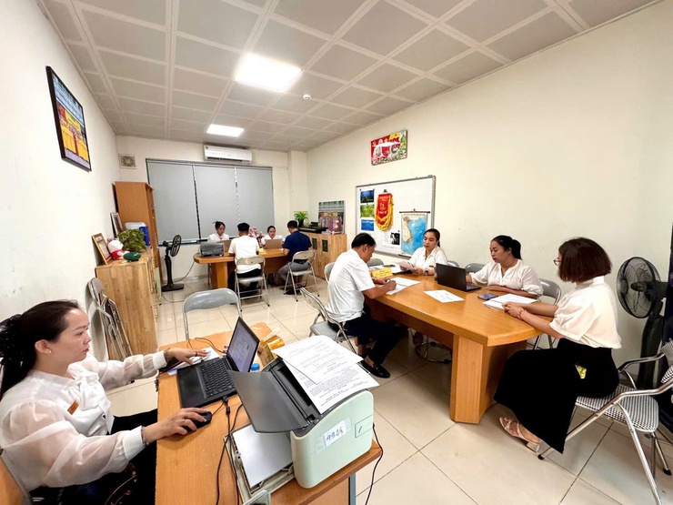 Khí thế tích cực từ những ngày đầu tuyển sinh trực tuyến năm học 2025 - 2026 tại phường Đống Đa- Ảnh 4.