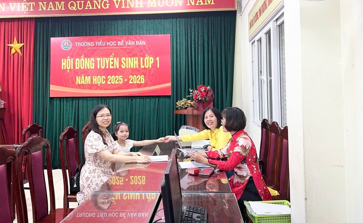Khí thế tích cực từ những ngày đầu tuyển sinh trực tuyến năm học 2025 - 2026 tại phường Đống Đa- Ảnh 8.