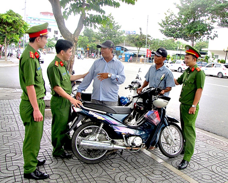 Công an xã Tiến Thắng đẩy mạnh công tác đảm bảo trật tự an toàn giao thông và vệ sinh môi trường- Ảnh 1.