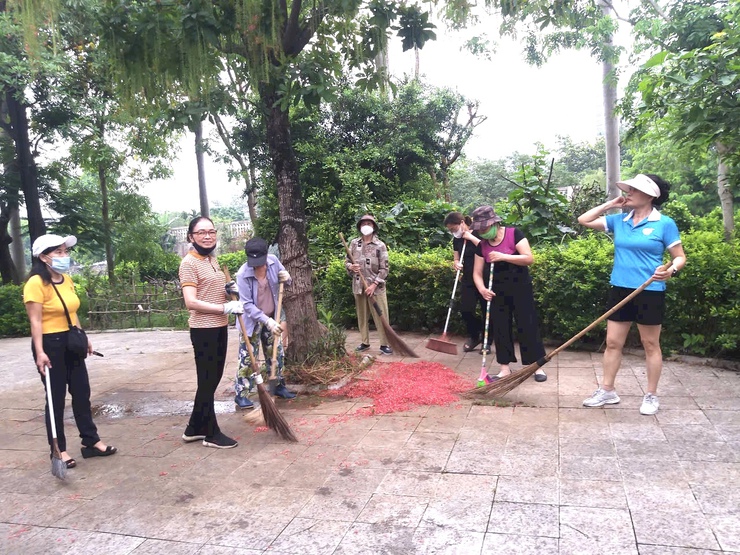 Hội phụ nữ phường Kiến Hưng duy trì lịch tổng vệ sinh môi trường vào cuối tuần- Ảnh 1.