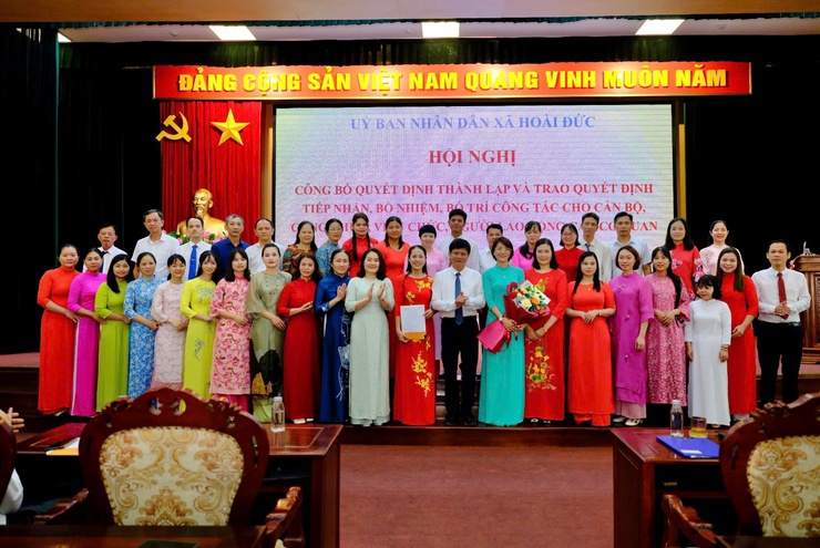 UBND xã Hoài Đức công bố các Quyết định tiếp nhận, bổ nhiệm, bố trí công tác cho cán bộ, công chức, viên chức, người lao động các cơ quan- Ảnh 4.
