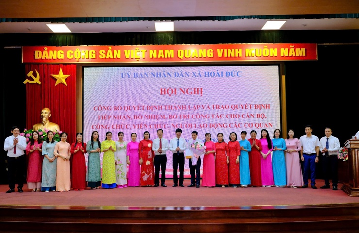 UBND xã Hoài Đức công bố các Quyết định tiếp nhận, bổ nhiệm, bố trí công tác cho cán bộ, công chức, viên chức, người lao động các cơ quan- Ảnh 5.
