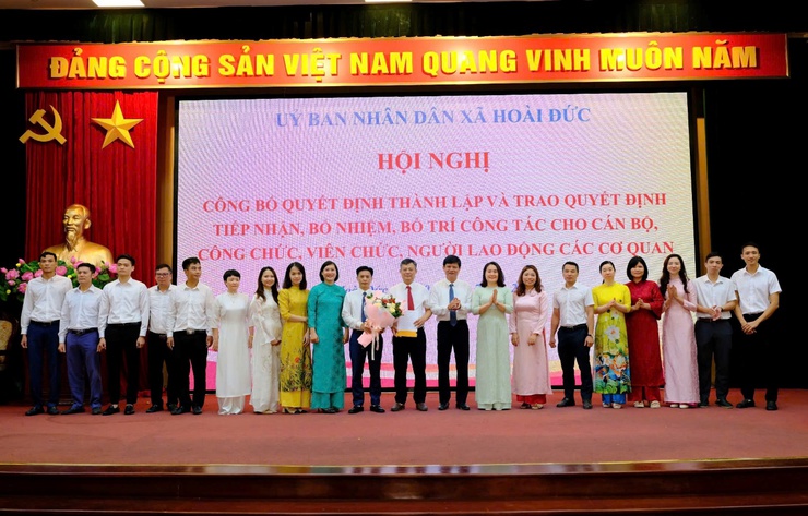 UBND xã Hoài Đức công bố các Quyết định tiếp nhận, bổ nhiệm, bố trí công tác cho cán bộ, công chức, viên chức, người lao động các cơ quan- Ảnh 9.