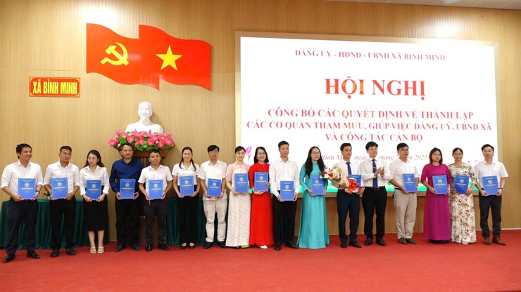 Công bố các quyết định công tác, cán bộ phòng Kinh tế xã Bình Minh- Ảnh 2.