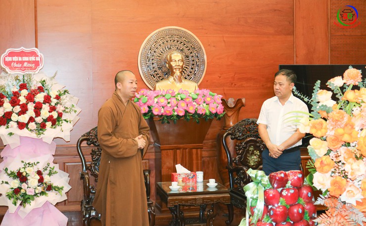 Chư tôn đức Tăng Ni thăm, chúc mừng lãnh đạo các xã mới thành lập nhân dịp triển khai mô hình chính quyền hai cấp- Ảnh 1.