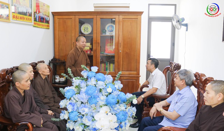 Chư tôn đức Tăng Ni thăm, chúc mừng lãnh đạo các xã mới thành lập nhân dịp triển khai mô hình chính quyền hai cấp- Ảnh 2.