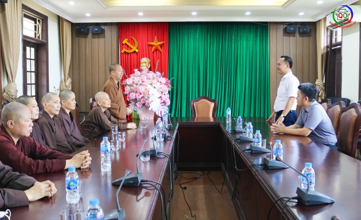 Chư tôn đức Tăng Ni thăm, chúc mừng lãnh đạo các xã mới thành lập nhân dịp triển khai mô hình chính quyền hai cấp- Ảnh 3.