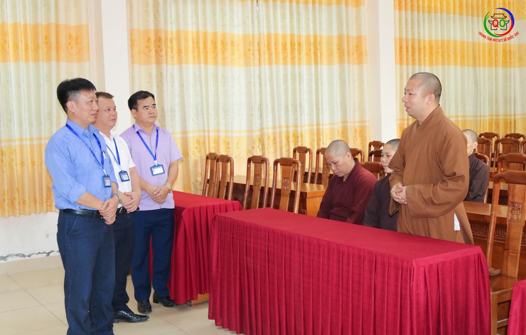 Chư tôn đức Tăng Ni thăm, chúc mừng lãnh đạo các xã mới thành lập nhân dịp triển khai mô hình chính quyền hai cấp- Ảnh 4.