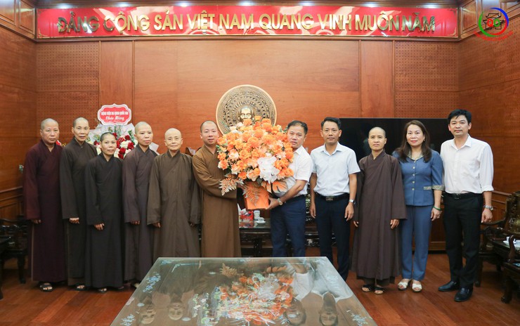 Chư tôn đức Tăng Ni thăm, chúc mừng lãnh đạo các xã mới thành lập nhân dịp triển khai mô hình chính quyền hai cấp- Ảnh 5.
